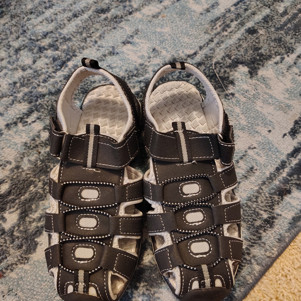 Black‎ and White Strappy Sandals Boys 2